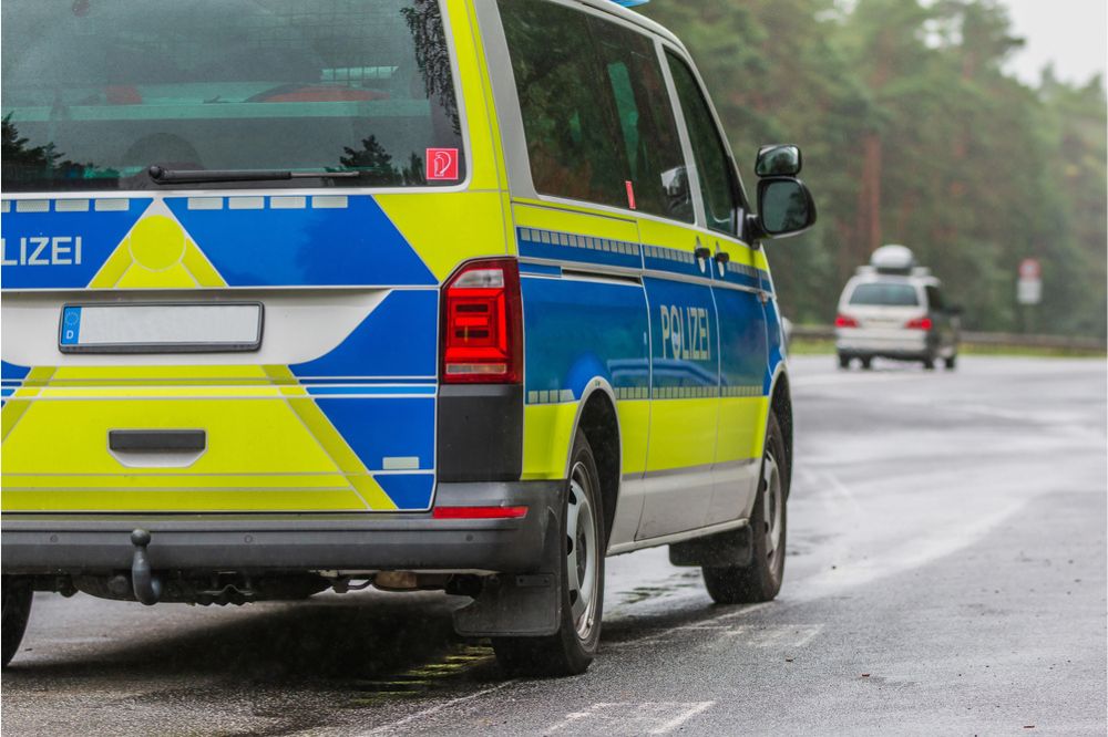 Auto rakouské policie stojí na silnici