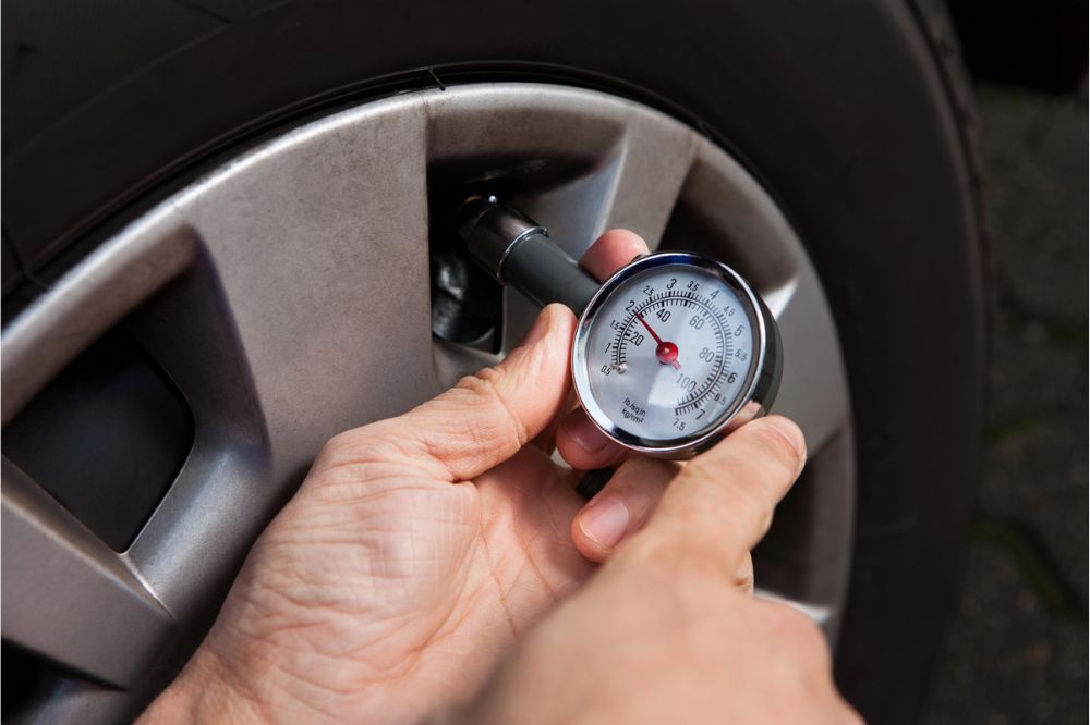 Kontrola tlaku v pneumatikách