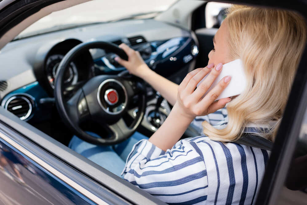 Žena telefonuje při řízení auta