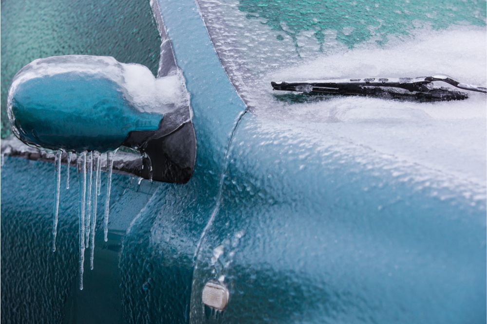 Auto pokryté silnou vrstvou ledu