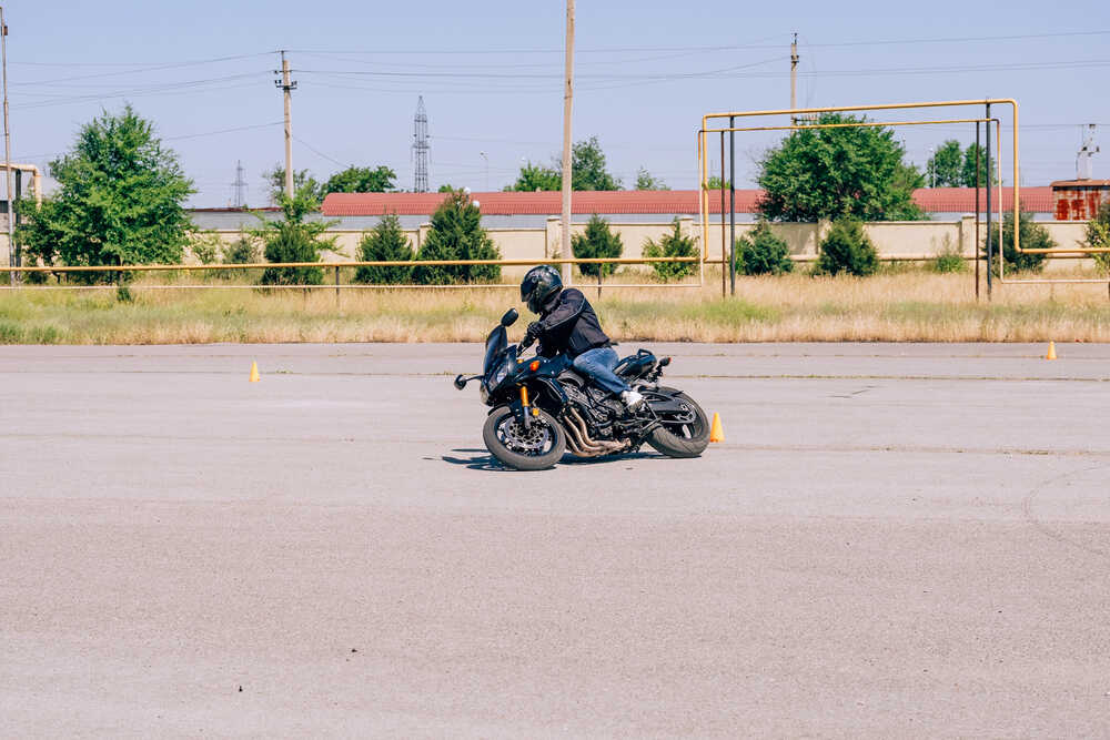 Cvičení jízdních dovedností na motorce