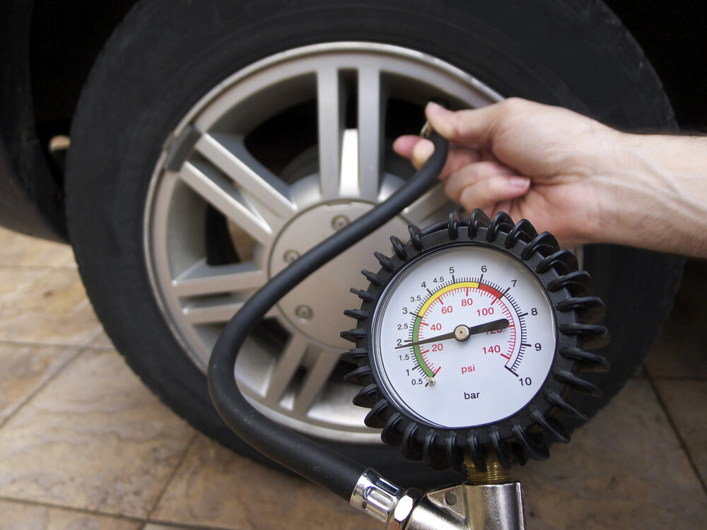 Měření tlaku v pneumatice manomentrem