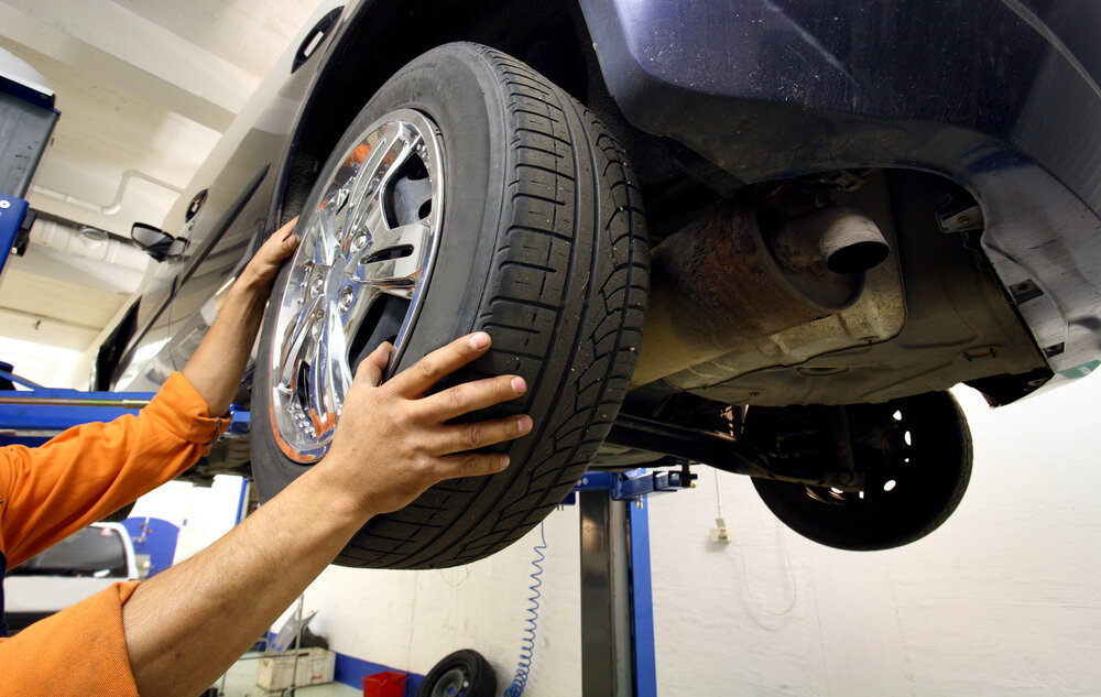 Automechanik nasazuje radiální pneumatiku na osobní vůz